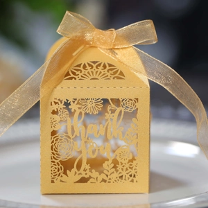 Boîte cadeau dorée découpée au laser avec texte thank you et un nœud en ruban