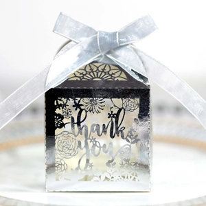 Boîte cadeau argentée découpée au laser avec motifs floraux, ruban et texte Thank You