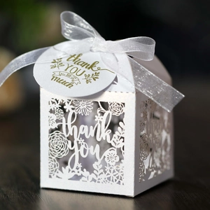 Boîte cadeau blanche découpée au laser avec ruban et étiquette de remerciement