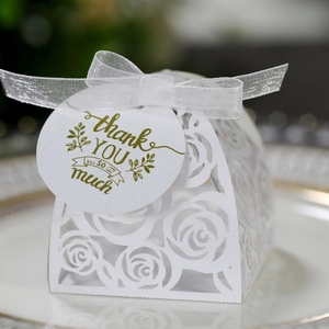 Witte lasergesneden bruiloft snoepdoos met rozenpatroon en bedanklabel decoratie
