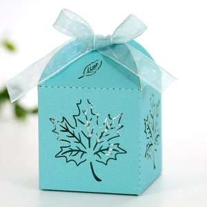 Minzgrüne Geschenkbox in Hausform mit Ahornblatt-Laserschnitt und Organza-Schleife