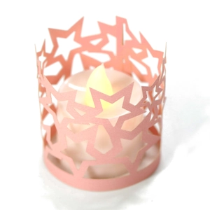 Portacandele in carta rosa con stelle intagliate al laser e luce LED bianca inclusa