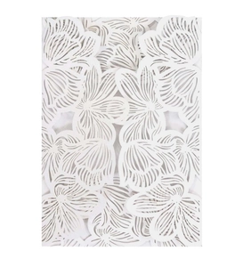 Élégante carte d'invitation de mariage blanche découpée au laser avec motif floral