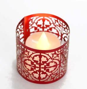 Photophore ajouré rouge découpé au laser avec bougie LED et motifs floraux