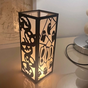 Lanterna nera per Halloween con decorazioni traforate e luce calda per decorazione