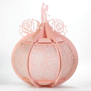 Lanterne en papier rose découpée au laser avec roses et silhouette pour mariages