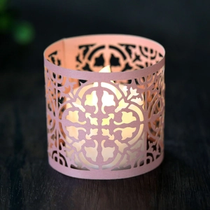 Abat-jour en papier rose découpé au laser avec motifs vintage évidés et lumière LED chaude