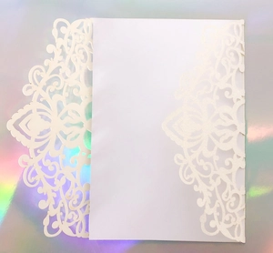 Faire-part de mariage découpé au laser blanc avec motif mandala et carte intérieure vierge