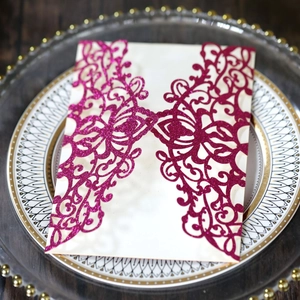 Élégante invitation de mariage découpée au laser en blanc crème avec paillettes rose rouge