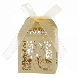 Boîte cadeau ajourée dorée élégante avec ruban en mousseline pour fêtes