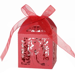 Boîte cadeau rouge découpée au laser avec silhouette de mariés et nœud en ruban élégant