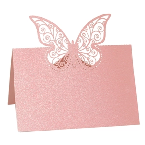 Marque-place papillon en papier nacré rose découpé au laser pour décoration de mariage