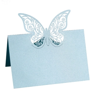 Marque-place papillon découpé au laser bleu clair avec fini perlé pour décor de table