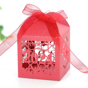Rode uitgeholde geschenkdoos met Merry Xmas tekst en lint voor snoep of sieraden
