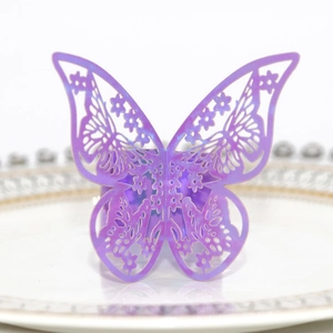 Rond de serviette papillon découpé au laser avec dégradé violet pour décor de table