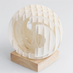 Lampada sferica 3D in carta intagliata con castello romantico e base in legno