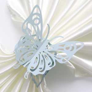 Élégant anneau de serviette papillon bleu avec motif découpé au laser pour table de mariage