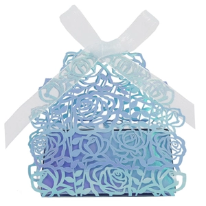 Scatola di caramelle nuziale tagliata al laser con motivo a rose e finitura iridescente