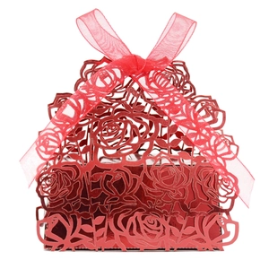 Scatola regalo rossa intagliata al laser con rose e nastro per confetti di nozze e feste