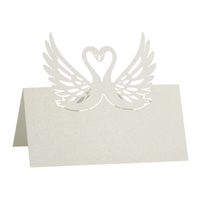 Marque-place élégant en papier perlé blanc avec motif de cygnes découpés au laser