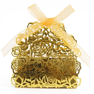 Scatola regalo dorata tagliata al laser con motivi a rose e nastro in organza coordinato