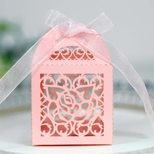 Scatola per confetti rosa traforata al laser con rose e fiocco in nastro argento