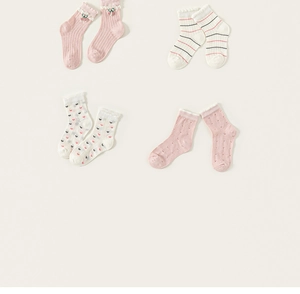 Détail de quatre paires de chaussettes en coton pour filles avec dentelle et motifs