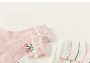 Détails des chaussettes à volants roses avec cerises et nœuds pour fillettes