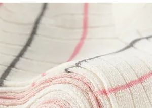 Détail du tissu en maille côtelée douce avec rayures roses et grises pour chaussettes enfant
