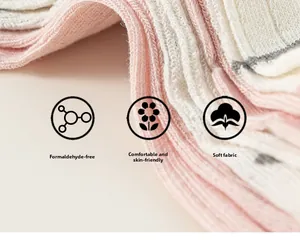 Gros plan du tricot en maille douce des chaussettes en coton rayé avec texture