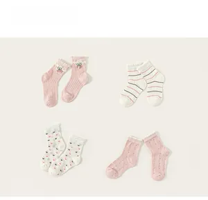 Détail de quatre paires de chaussettes en maille pour filles avec dentelle et motifs