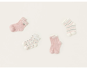 Détails de chaussettes en maille de coton pour filles avec motifs de cœurs et dentelle