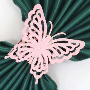 Servilletero de mariposa rosa cortado con láser para elegante mesa de fiesta