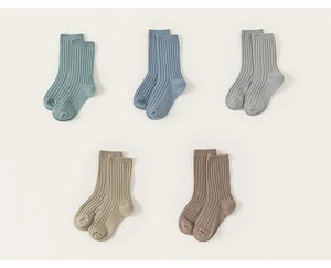 Flat lay of five-pack kids cotton mesh socks in various Morandi tones and ribbed texture