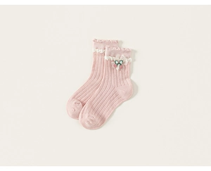 Détail de chaussettes hautes roses en coton pour filles avec dentelle et cerises
