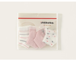Détail de chaussettes résille pour enfants avec motifs cœurs et rayures en sachet