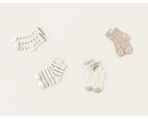 Détail de 4 paires de chaussettes en coton respirant avec bordure dentelle et lapins