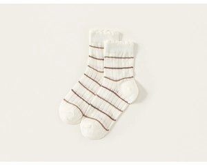 Vue détaillée de chaussettes enfant crème à rayures marron et bords en dentelle froissée