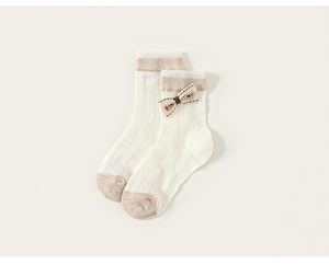 Détail des chaussettes en maille pour filles avec nœud élégant et bordure contrastée