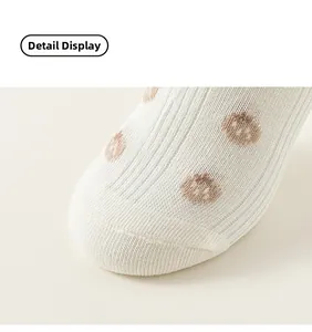 Détails de chaussettes en coton blanc côtelé avec motifs de pattes d'animaux marron