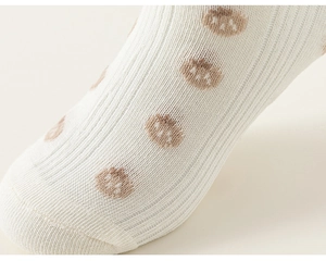 Gros plan détaillé de chaussettes blanches côtelées pour enfants aux motifs mignons