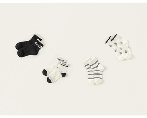 Détail de quatre paires de chaussettes en résille de coton pour filles avec dentelle