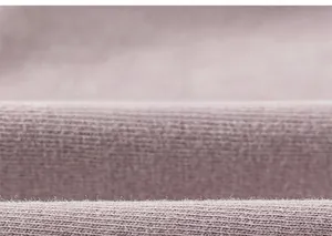 Détail du tissu en mélange de coton violet avec une texture tricotée fine et douce au toucher