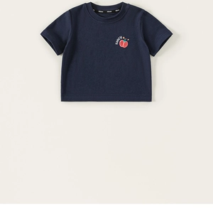 Détail du t-shirt bleu foncé en coton pour enfant avec imprimé de tomate élégant