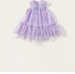 Détail de la robe en tulle violet avec broderie papillon blanc et texture de maille