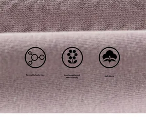 Gros plan sur un tricot violet doux avec texture côtelée pour des t-shirts enfants confortables