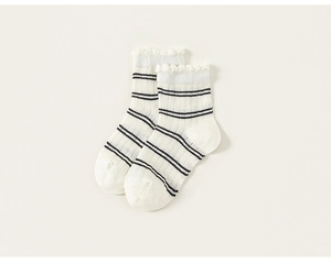 Détail des chaussettes côtelées en coton pour filles avec rayures et bordure ondulée