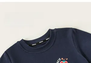 Gros plan détaillé du col en coton bleu foncé avec ruban logo et motif imprimé