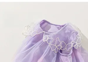Détail de broderie papillon blanc et texture de maille douce sur robe fée violette