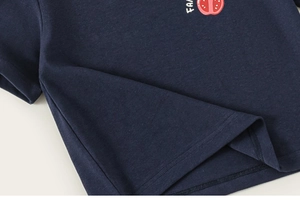 Détail du t-shirt en coton bleu marine montrant les coutures et l'imprimé tomate